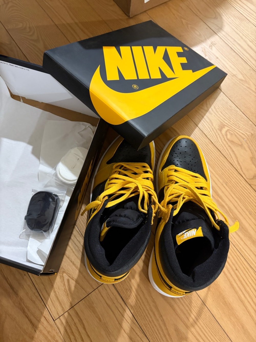 Air Jordan AJ1 Men Retro High OG High-Top Sneakers in Yellow and Black - Picture 5 of 6